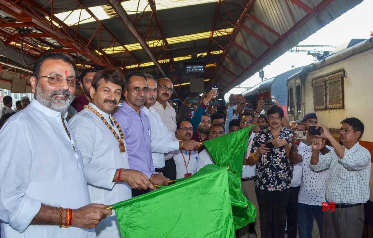 पुरानी दिल्ली रेलवे स्टेशन से गोड्डा तक चलने वाली नई ट्रेन को सांसद मनोज तिवारी और निशिकांत दुबे ने दिखाई हरी झंडी